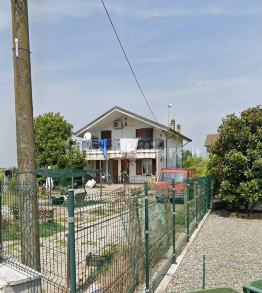 3 Schlafzimmer Villa in Livorno Ferraris, Italy, Nr. 266880