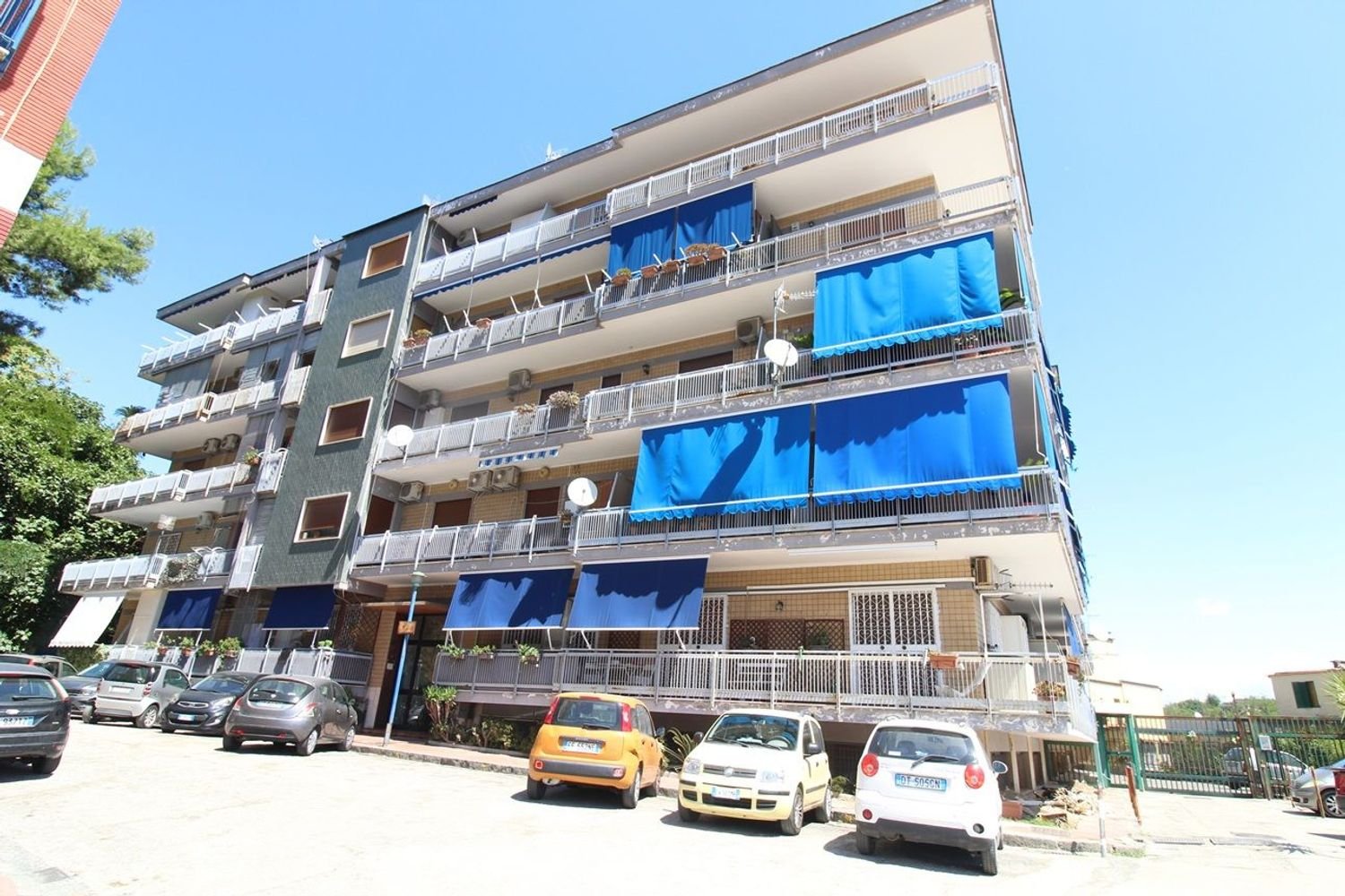 5 rooms Apartment in Naples, Italy No. 295691