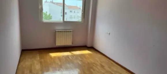 Apartamento de 3 dormitorios en León, Spain No. 187791 5