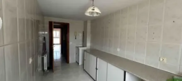 Apartamento de 3 dormitorios en León, Spain No. 187791 3