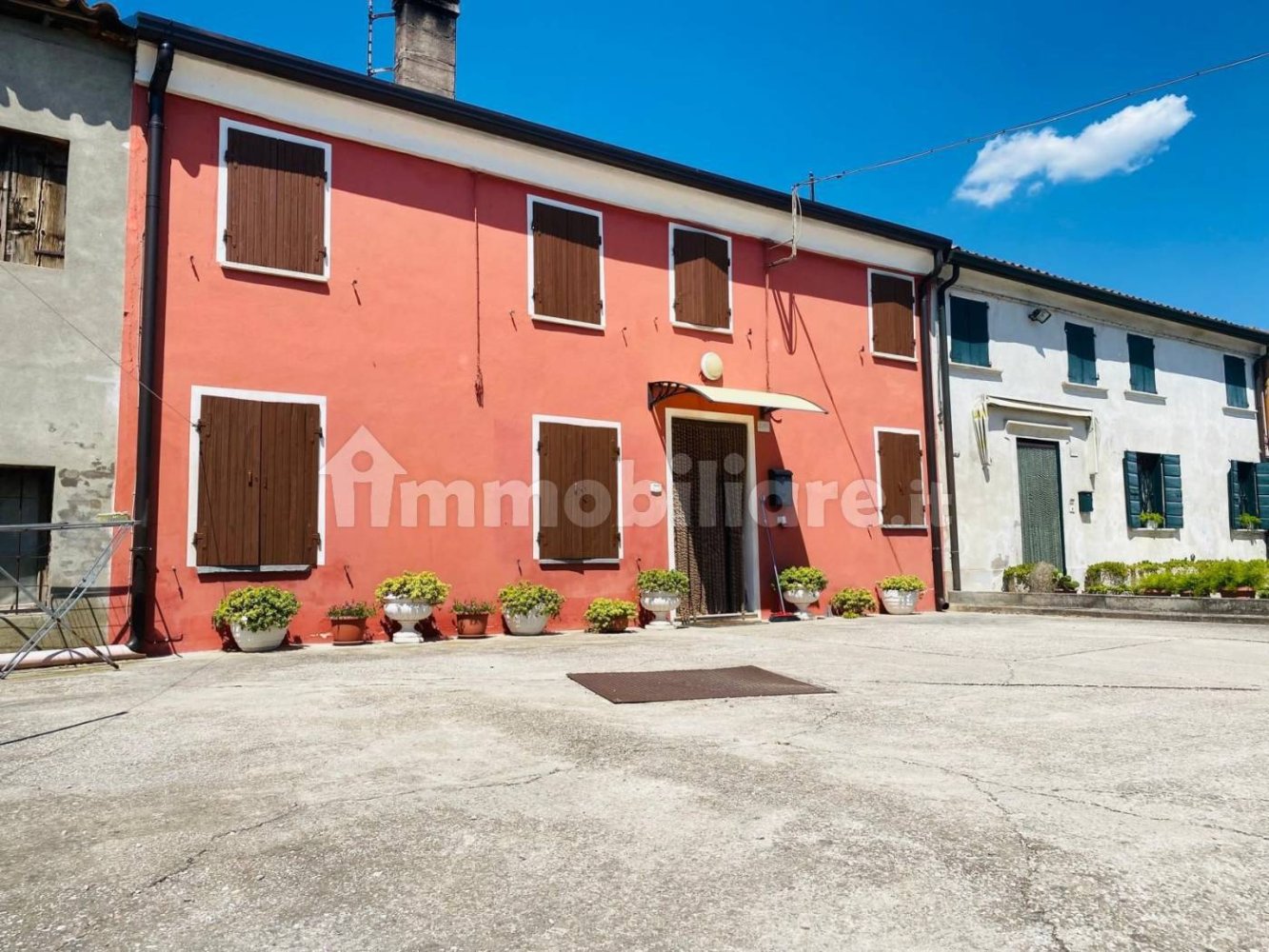 3 bedrooms House in Isola Rizza, Italy No. 301854