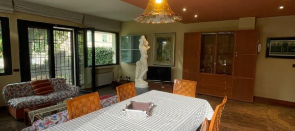 3 bedrooms Villa in Carrara, Italy No. 189027 2