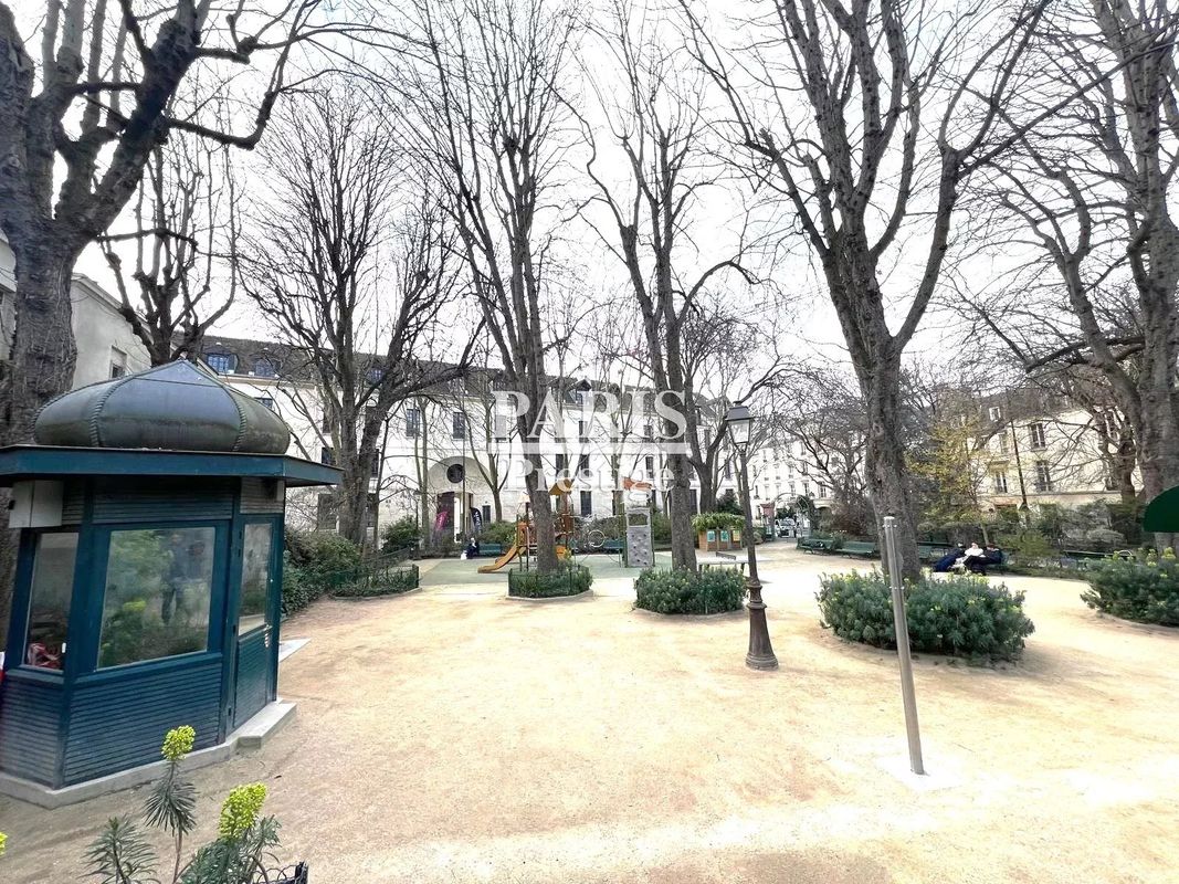 2 bedrooms Apartment in Paris, France No. 139337