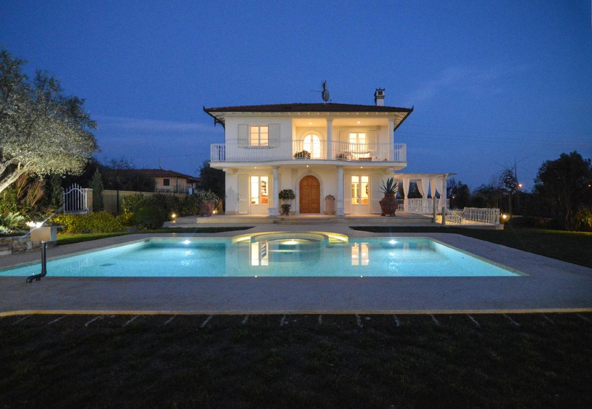 5 bedrooms Villa in Pietrasanta, Italy No. 38804