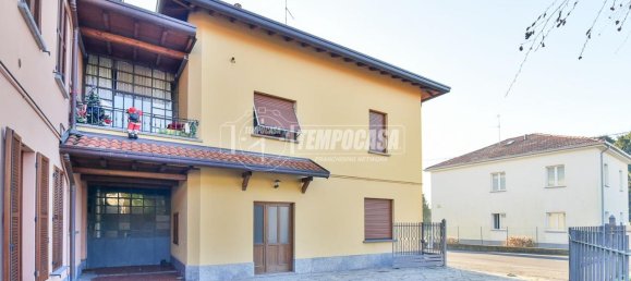 3 rooms Apartment in Como, Italy No. 230846 2