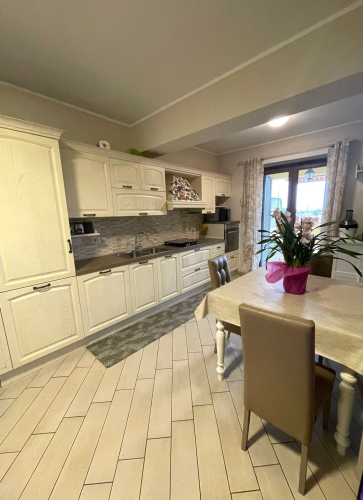 Casa de 3 divisões em Pomezia, Italy N.º 212412