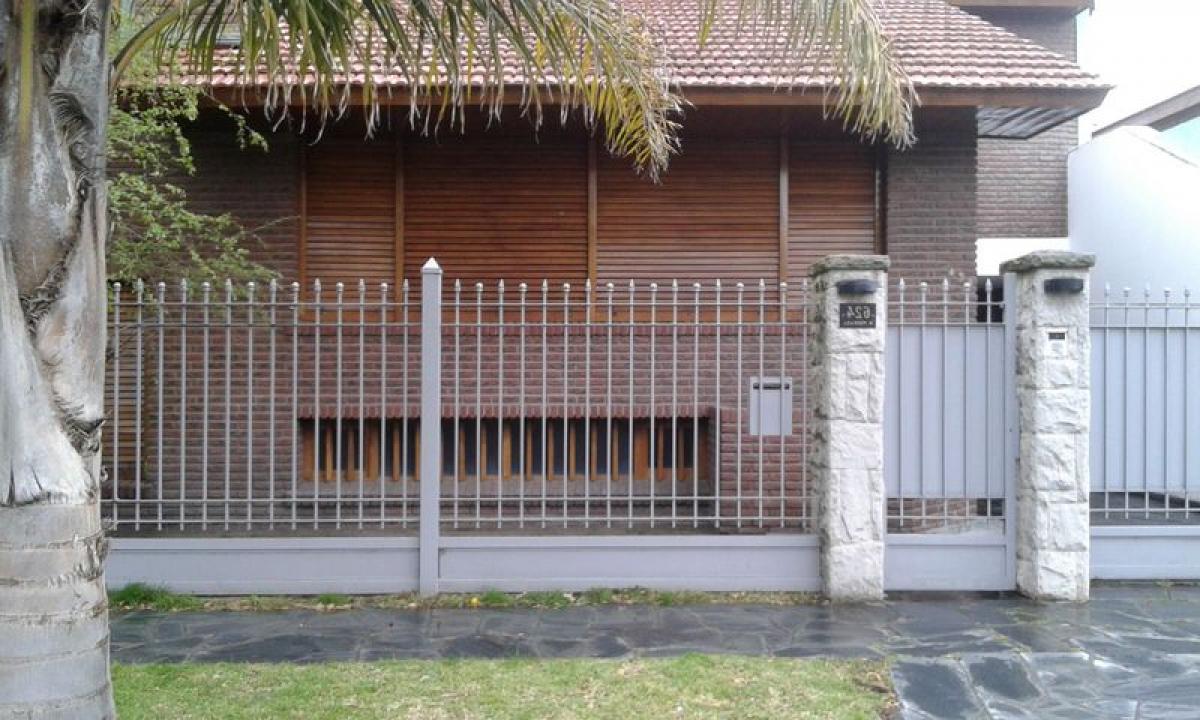4 bedrooms House in Mar del Plata, Argentina No. 86617