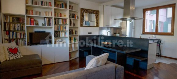 2 bedrooms Apartment in Milan, Italy No. 376904 2
