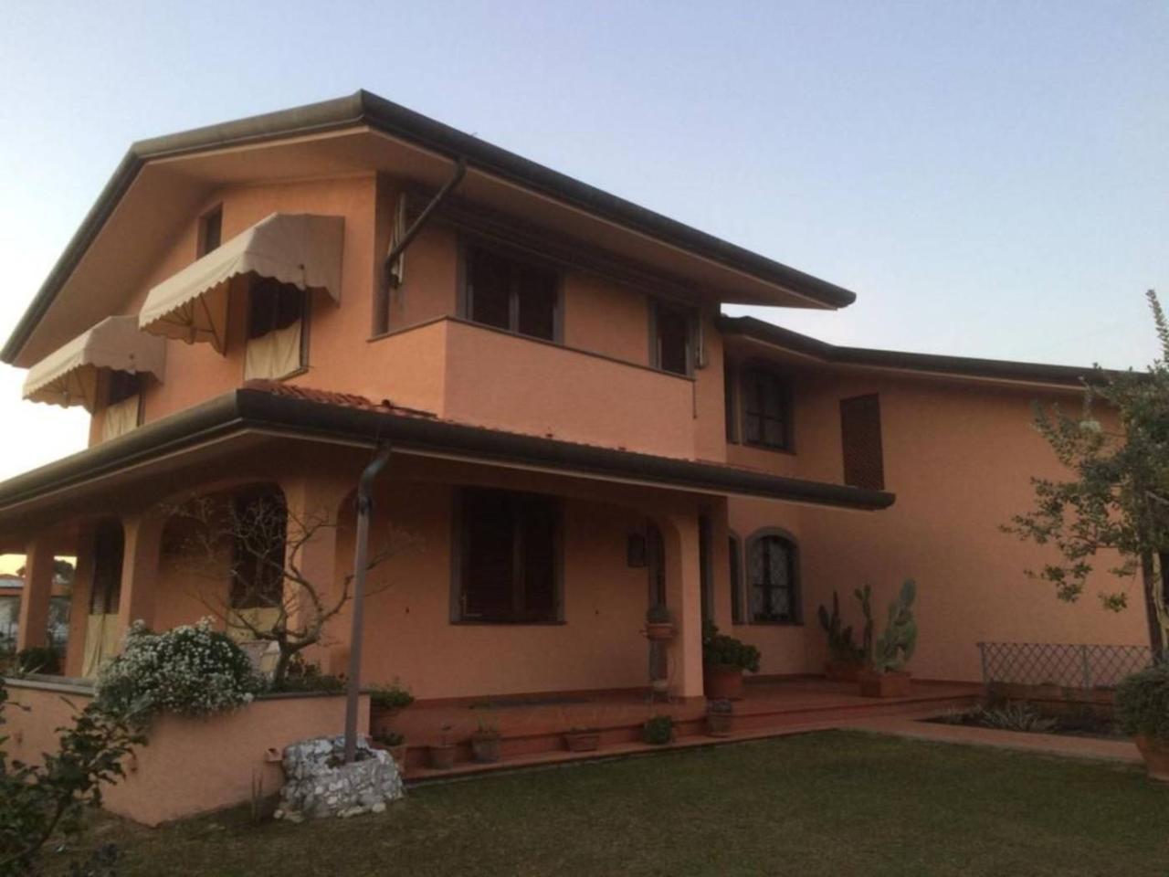 5-salle Villa à Forte dei Marmi, Italy No. 76312