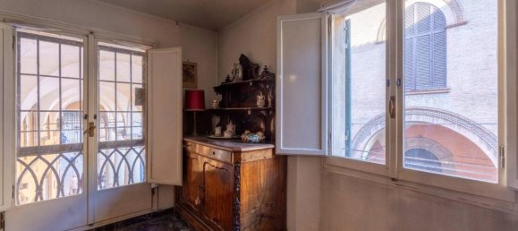 5 rooms Apartment in Bologna, Italy No. 35099 4