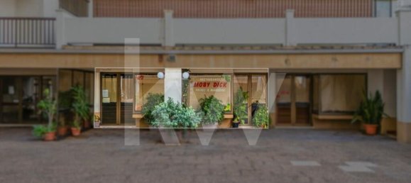77m² Commercial property in Funchal, Portugal No. 72836 2
