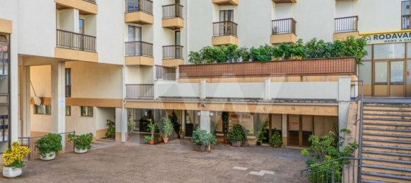 77m² Commercial property in Funchal, Portugal No. 72836 9