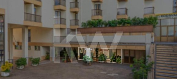 77m² Commercial property in Funchal, Portugal No. 72836 10