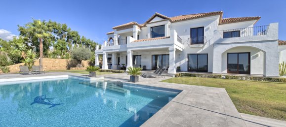 5 bedrooms Villa in Malaga, Spain No. 22686 4