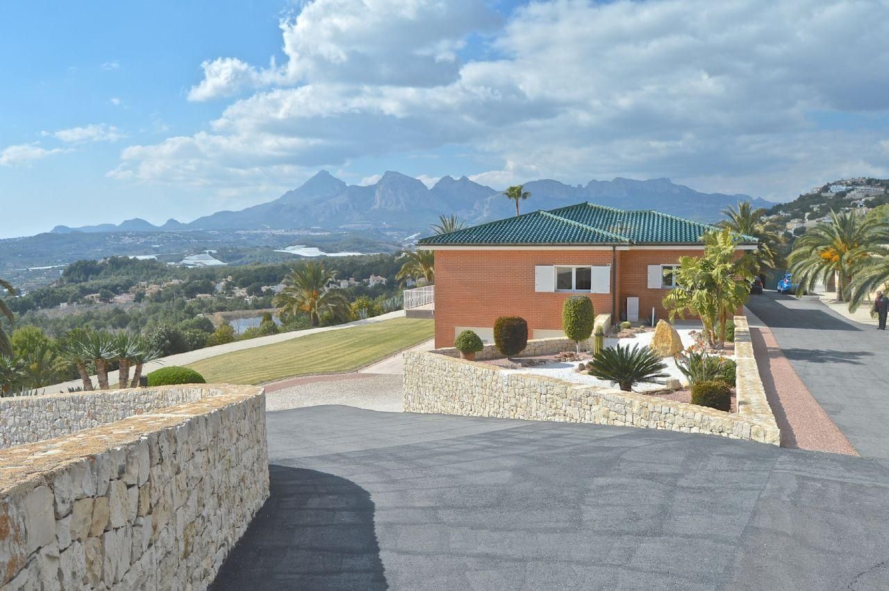 5 bedrooms Villa in Altea, Spain No. 11941