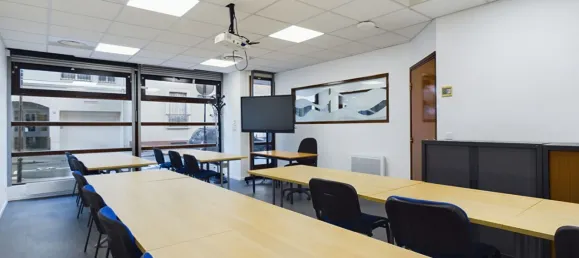 216m² Commercial property in Paris, France No. 319033 9