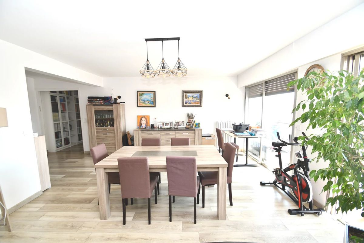 3 bedrooms Apartment in Les Pavillons-sous-Bois, France No. 180904