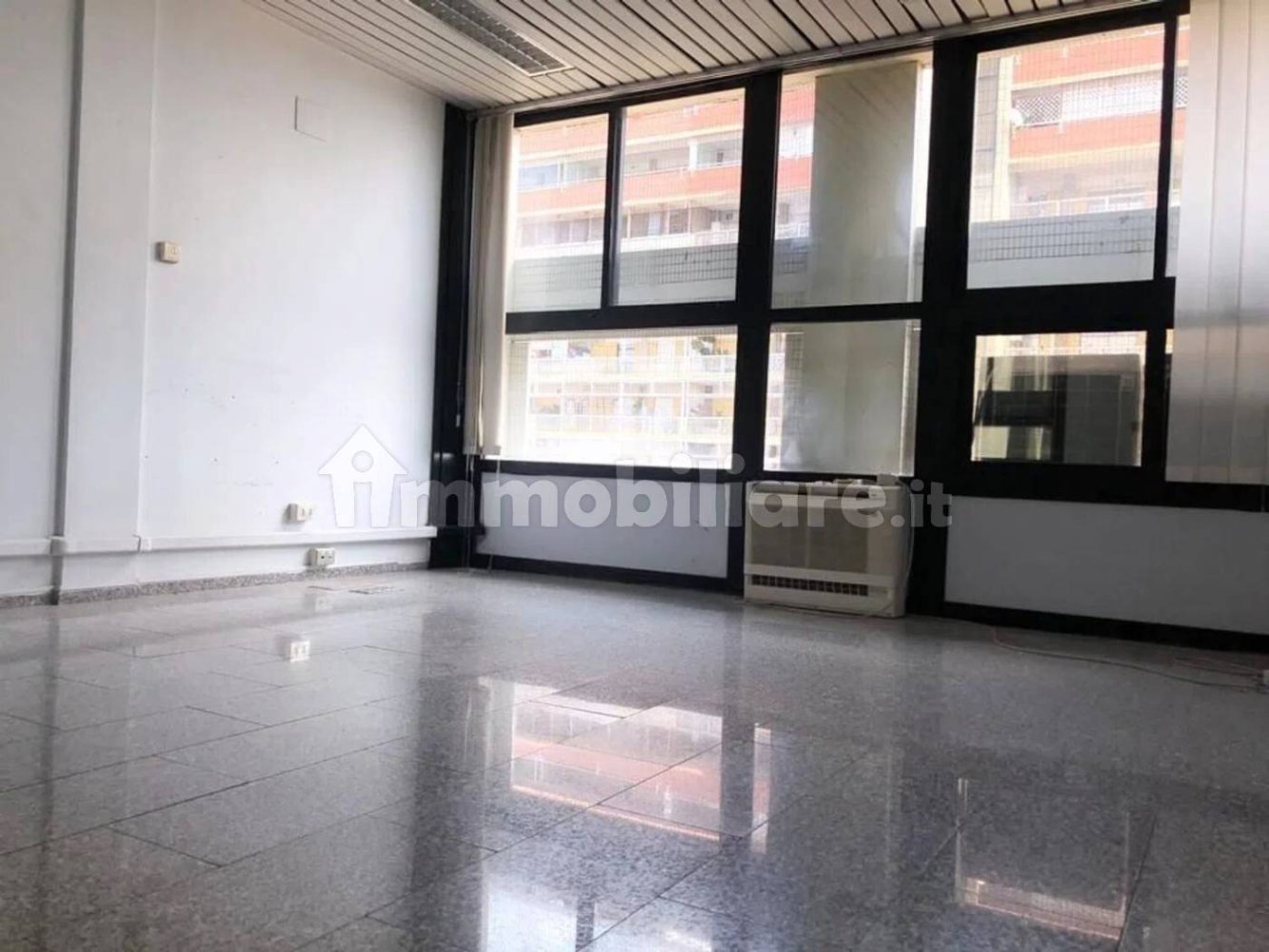 Офис 230м² в Бари, Италия № 357537