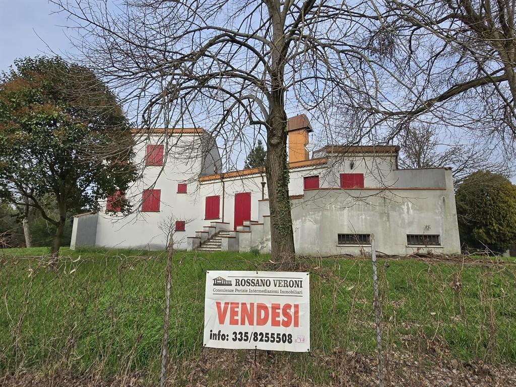 12-Zimmer Villa in San Benedetto Po, Italy, Nr. 38969