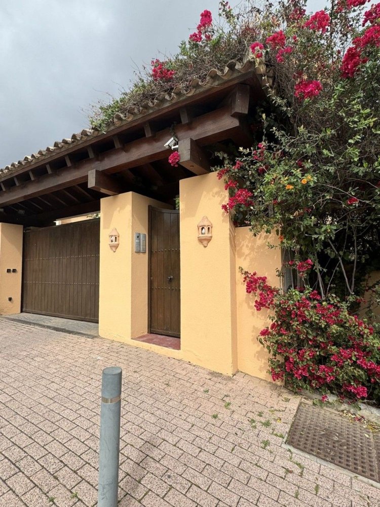 Apartamento de 3 dormitorios en Marbella, Spain No. 34757