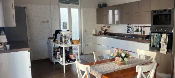 6 rooms Apartment in Naples, Italy No. 37510 2