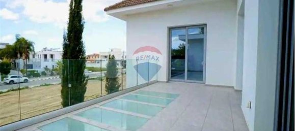 Коммерческая недвижимость с 5 спальнями в Дромолаксия, Кипр № 18264 3