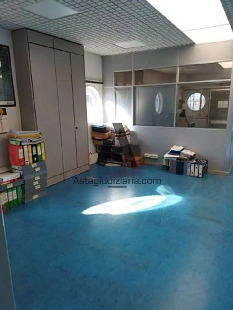 143m² Commercial property in Legnano, Italy No. 373628