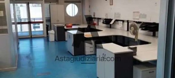 143m² Commercial property in Legnano, Italy No. 373628 4