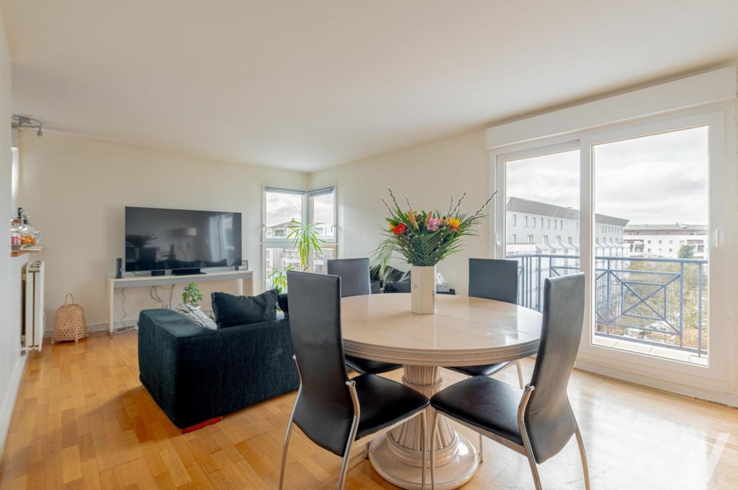 3 bedrooms Apartment in Creteil, France No. 162328