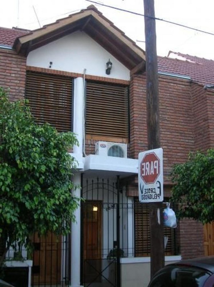 Casa de 2 dormitorios en General San Martín, Argentina No. 19857