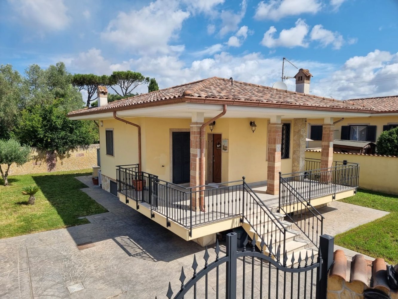 Вилла с 5 спальнями в Ардеа, Италия № 321607