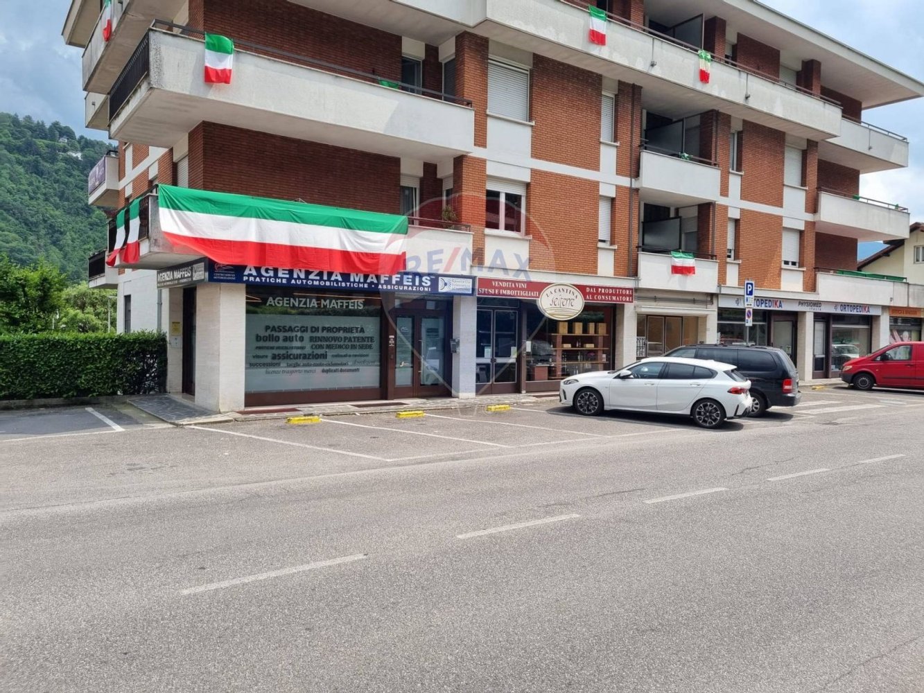 Propiedad comercial de 2 habitaciónes en Gazzaniga, Italy No. 265355