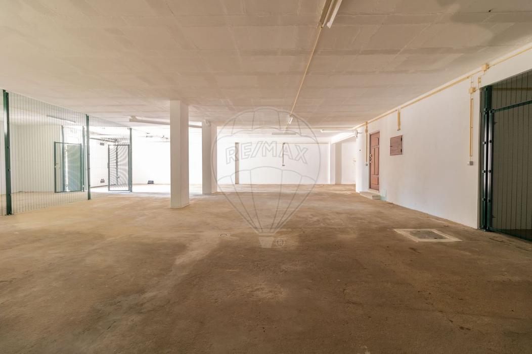 283m² Garage in Cascais, Portugal No. 304276