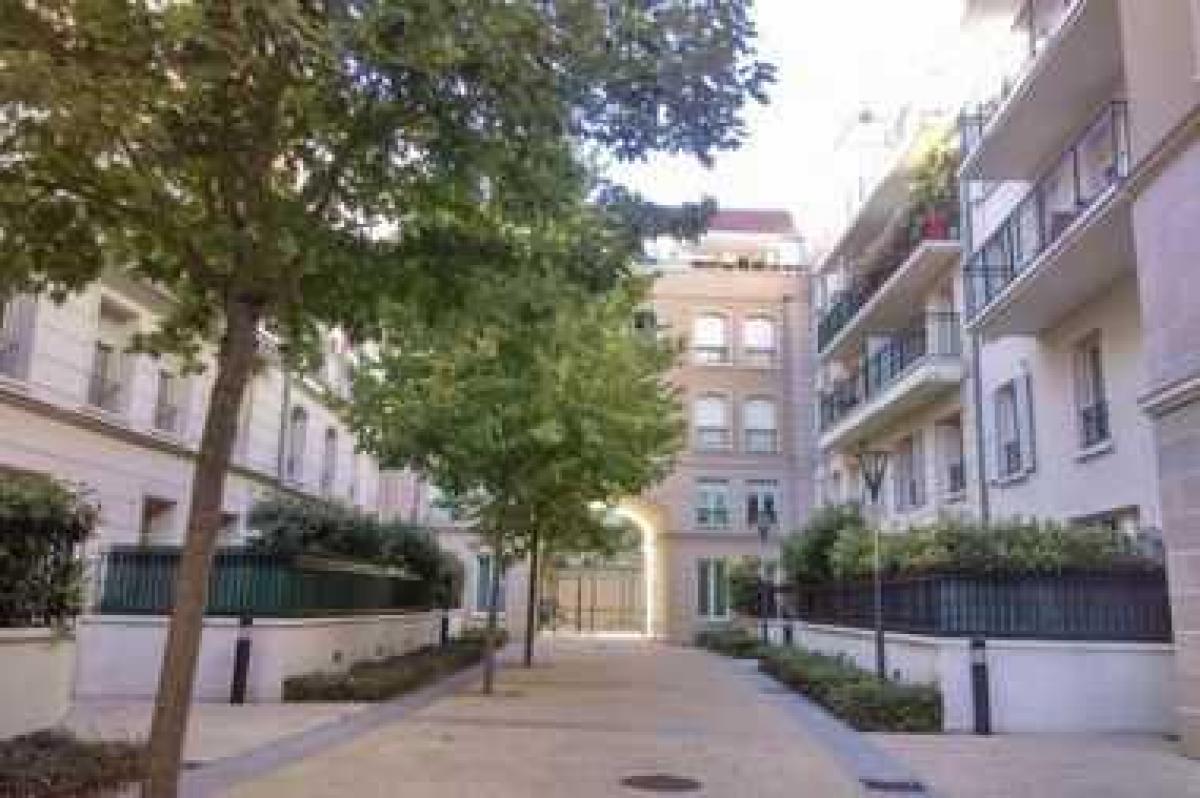 2 bedrooms Condo in Poissy, France No. 27601