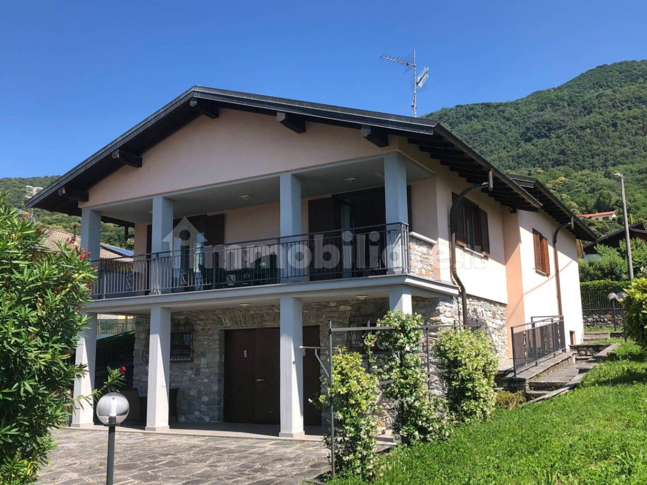 2 bedrooms Villa in Porto Valtravaglia, Italy No. 185761