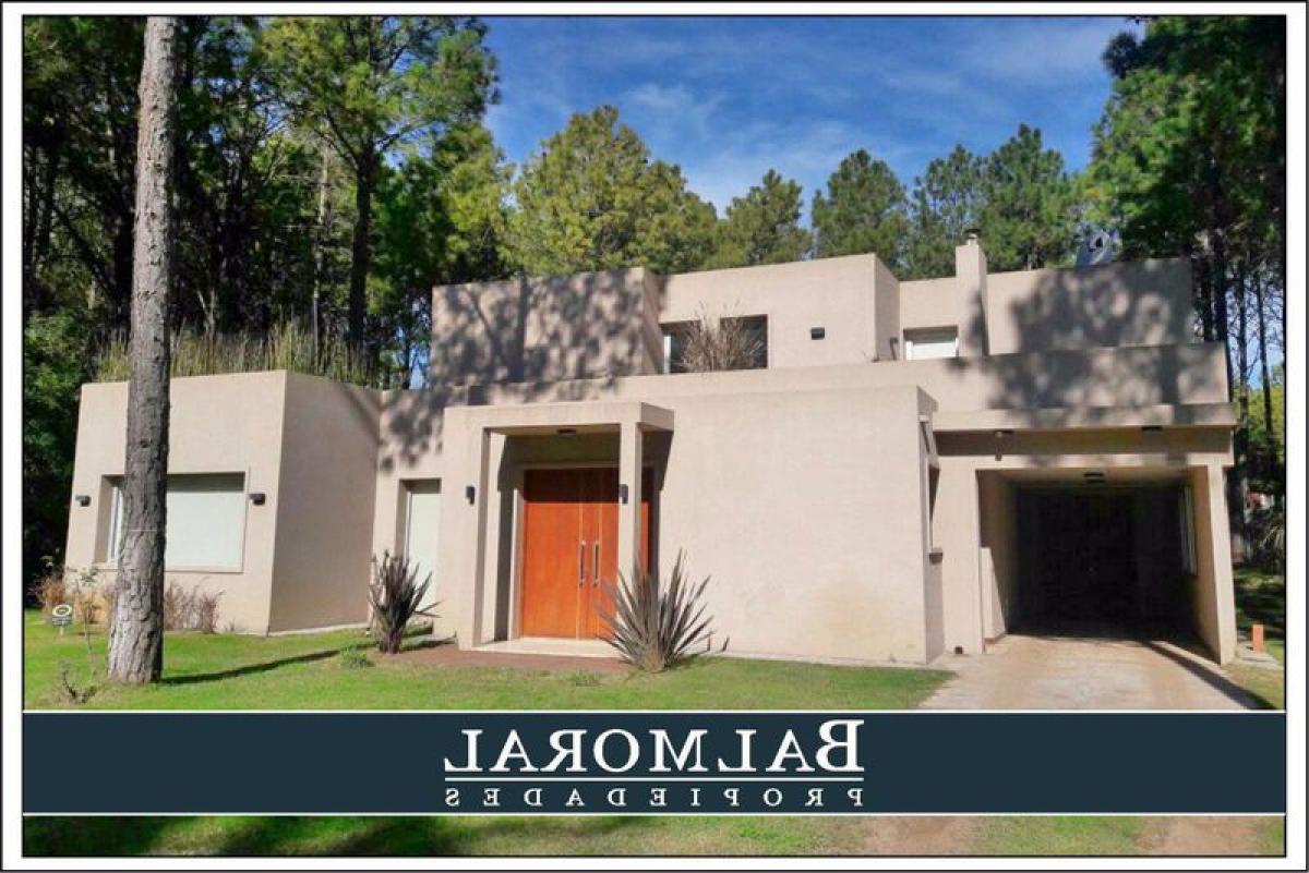 4 bedrooms House in Mar del Plata, Argentina No. 96910