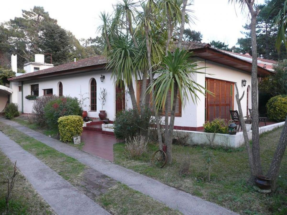 3 bedrooms House in Mar del Plata, Argentina No. 77933