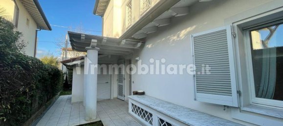 3 bedrooms Villa in Forte dei Marmi, Italy No. 192199 3