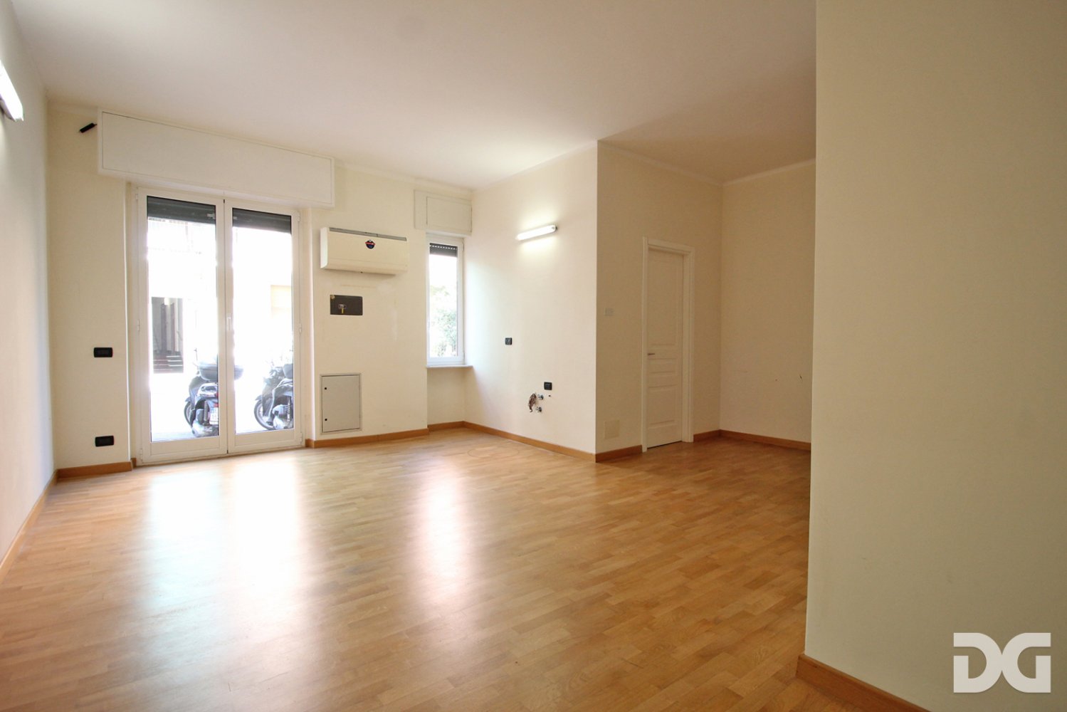 Oficina de 1 dormitorio en Genoa, Italy No. 269520