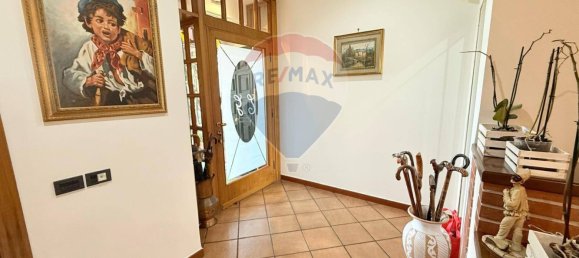 3 bedrooms Villa in Naples, Italy No. 137847 5
