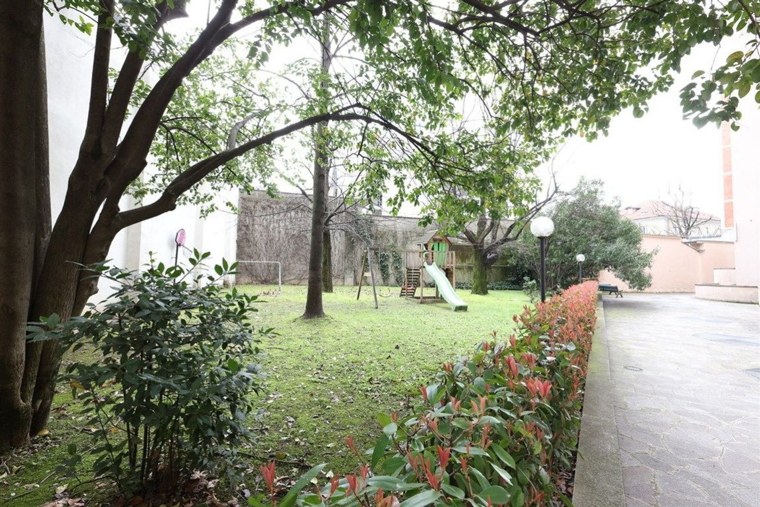 5 rooms Apartment in Monza, Italy No. 237948