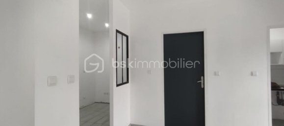 Edifício de 9 divisões em Saint-Denis-de-l'Hotel, France N.º 160067 2