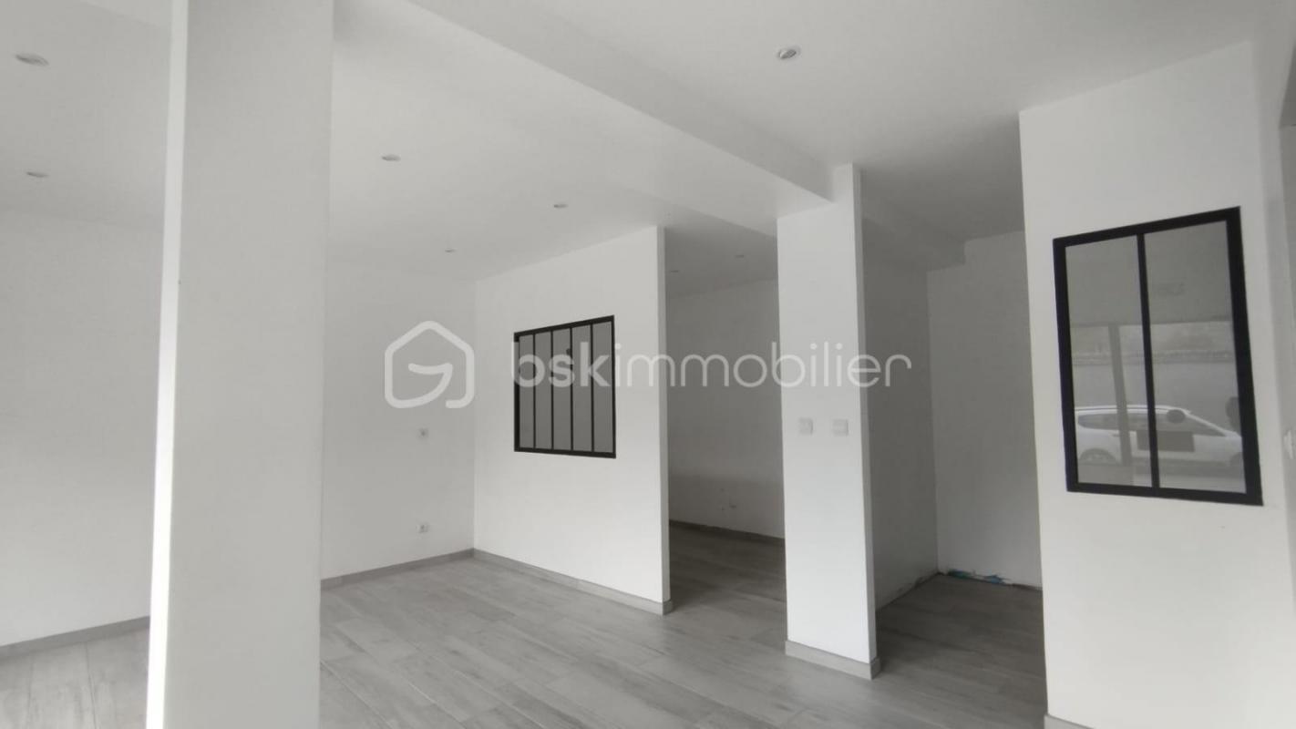 Edifício de 9 divisões em Saint-Denis-de-l'Hotel, France N.º 160067