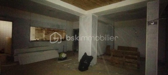 Edifício de 9 divisões em Saint-Denis-de-l'Hotel, France N.º 160067 5