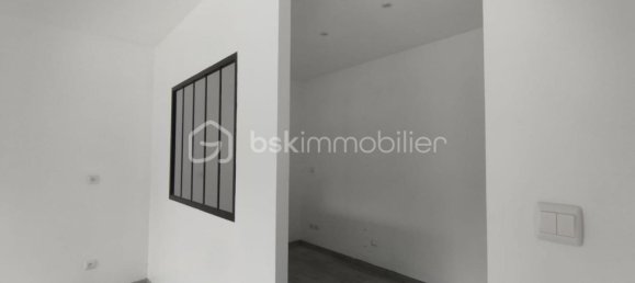 Edifício de 9 divisões em Saint-Denis-de-l'Hotel, France N.º 160067 3