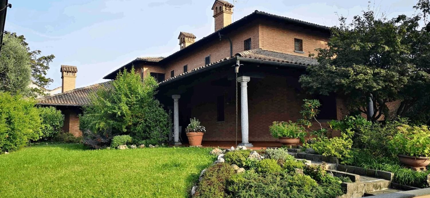 Villa de 19 habitaciónes en Muggiò, Italy No. 3675