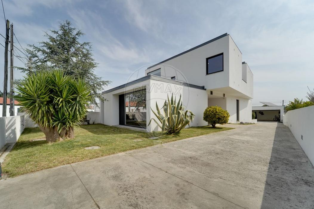 4 bedrooms Villa in Estarreja, Portugal No. 199103