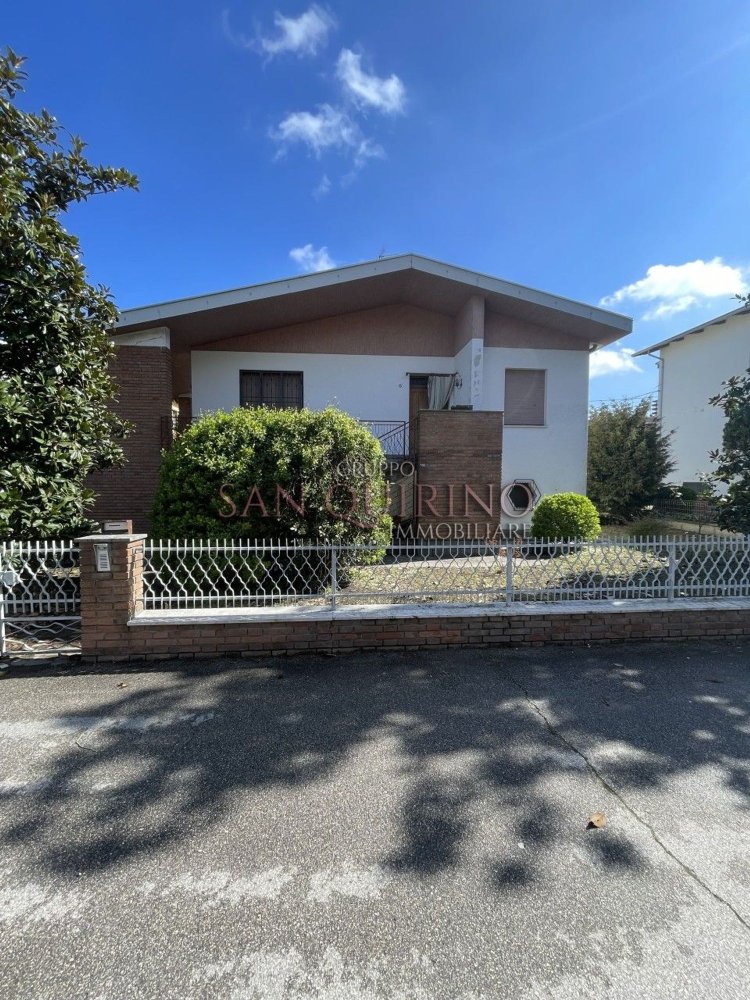 Villa de 4 divisões em Mirandola, Italy N.º 69588