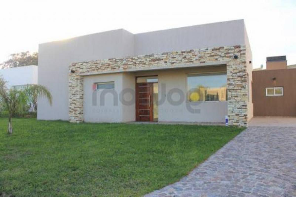3 bedrooms House in Berazategui, Argentina No. 19622