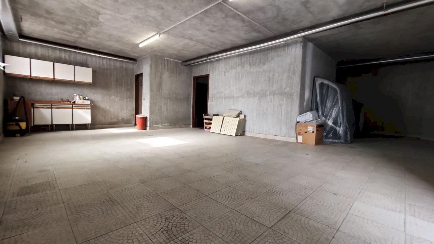 Garagem em Chatillon, Italy 80 m² N.º 295393